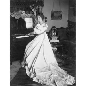 1906 Ellen Beach Yaw, full length portrait, seated at piano, facing 