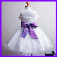 This new gorgeous flower girls dress is full of lining for size 4   5 