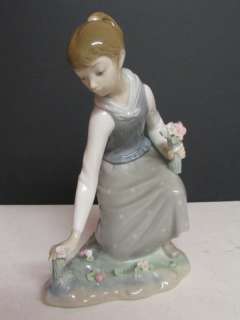 VINTAGE LLADRO GIRL WITH FLOWERS RETIRED GLOSS 1172  